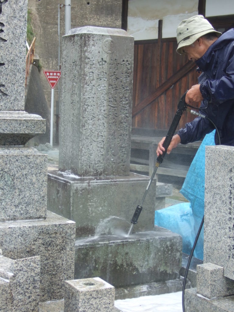 羅漢の店 水野石材店 お墓のクリーニング1